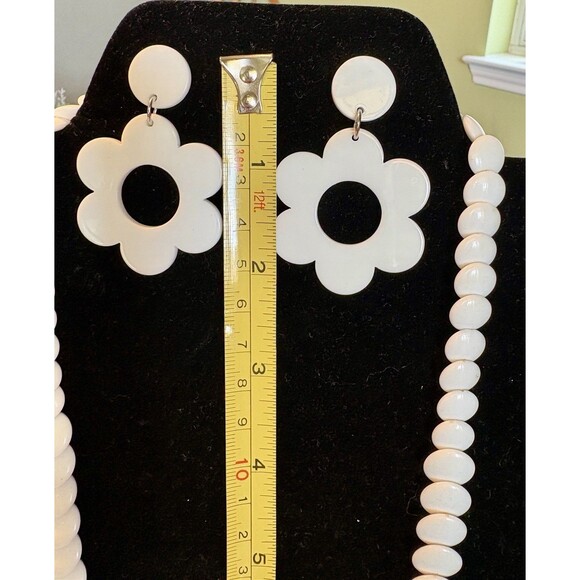 Vintage 1970s White Mod Plastic Bead Necklace & Flower Power Drop Earrings Set - Picture 5 of 9